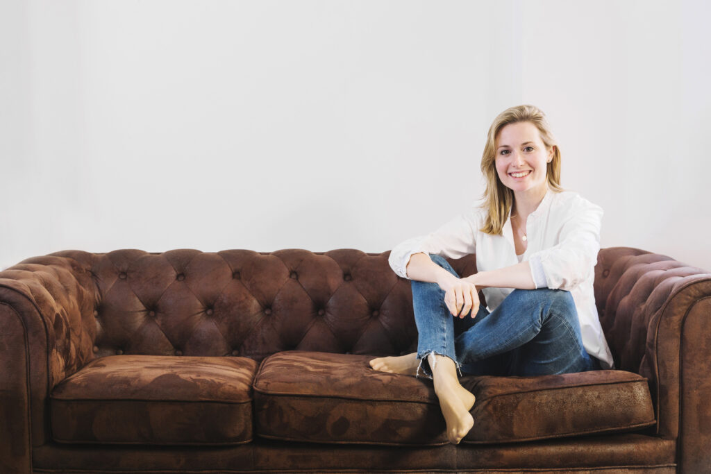 femme assise sur le canapé Test : Es-tu sédentaire sans le savoir ? MYBODYGUARD